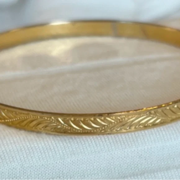 2 Vintage gold tone bangle bracelets one of which is etched - Picture 2 of 4